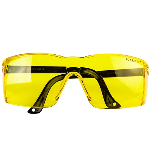 Янтарные очки модели JSG811-Y Clear Vision от знаменитого бренда JETA SAFETY – идеальное СИЗ для защиты органов зрения. Это универсальные очки, выполненные из прочного поликарбоната, которые защитят ваши глаза от опасностей справа, слева, сверху и спереди благодаря особой панорамной защитной линзе. Покрытие и конструкция очков предохраняют вас от механических повреждений, воздействия ультрафиолетовых лучей и абразивных материалов, в то время как девайс и сам отличается повышенной прочностью, что делает его стойким к запотеванию линз и нанесению небольших царапин. Дополнительным преимуществом станет то, что янтарный цвет линз позволяет работать в условиях, когда видимость по тем или иным причинам оказывается затрудненной. Защитный класс – 1 FT (защита от ударов скоростью до 45 м/с и механических воздействий в своем заявленном температурном диапазоне)
Могут широко применяться в различных видах работ (шлифовальные, монтажные и демонтажные, слесарные, токарные и др.), а также при обработке разнообразных материалов (древесина, металлы, бетон, камень, пластик).
Преимущества:
•	Контрастное зрение в условиях плохой видимости;
•	Уменьшают нагрузку на глаза;
•	Надежно защищают от УФ-лучей и механических повреждений;
•	Устойчивы к износу;
•	Применяются в различных сферах деятельности.

